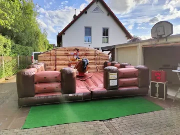 Bullriding mieten – mechanischer Rodeo-Bulle im Einsatz auf einem Event