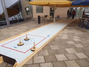 Mobile Eisstockbahn mieten für dein Event – Winter- & Sommerspaß für alle Gäste