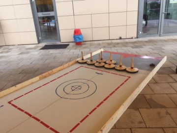 Mobile Eisstockbahn mit Eisstöcken – die perfekte Winter-Attraktion für dein Event