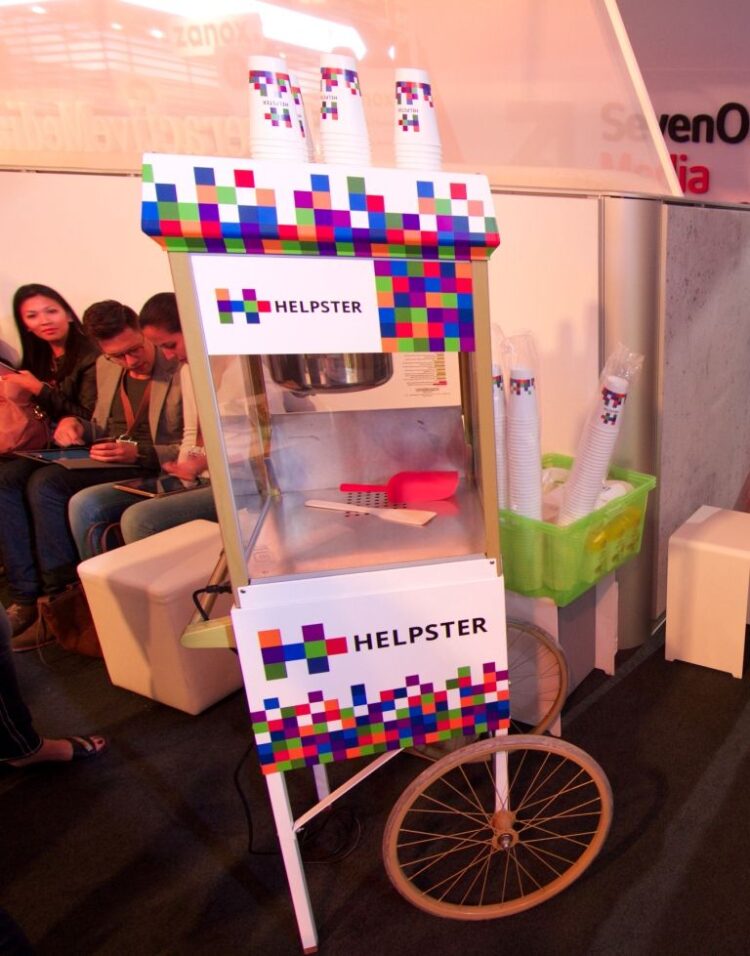 Popcornmasche mit dem Branding der Firma Helpster